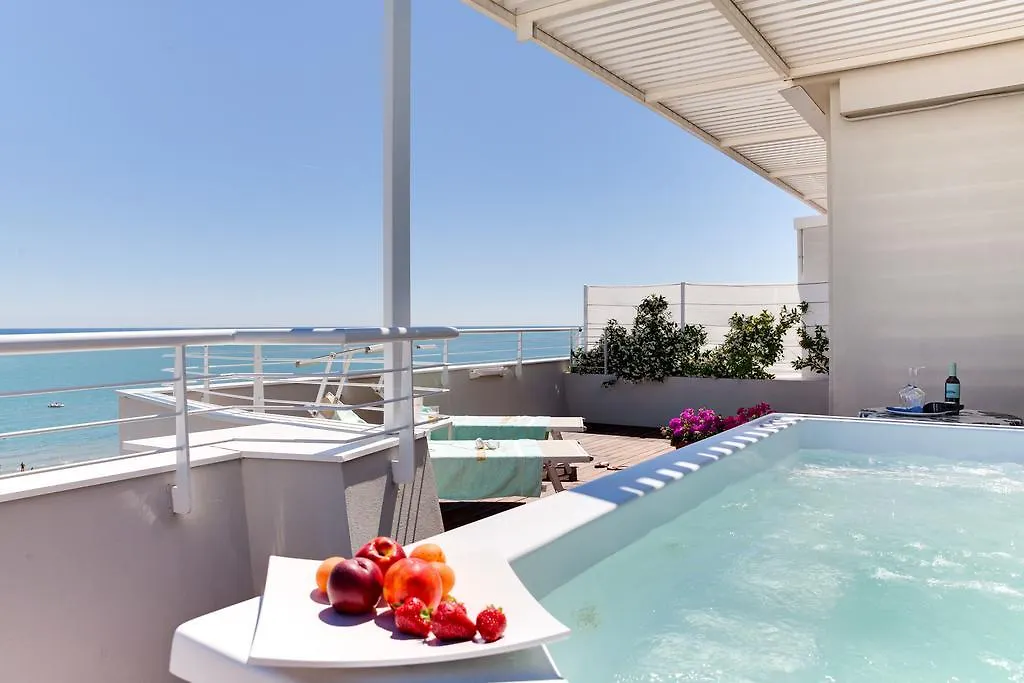 Hotel Commodore Ριτσιόνε 3*,